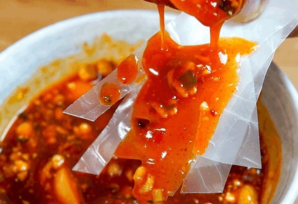 bánh tráng sa tế cay nồng đậm vị